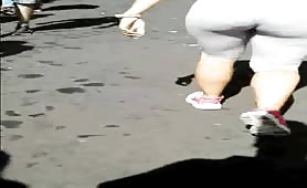 Ragazzo riprende donna in leggins per strada