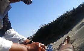 Massaggiatrice cinese masturba bagnante in spiaggia