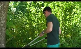 La domestica culona scopata con il giardiniere
