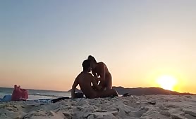 Coppia italiana scopata romantica in spiaggia con romantico