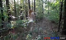 Moglie grassoccia esibizionista nuda nel bosco