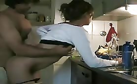 Fidanzata porcellina scopata in cucina a pecorina