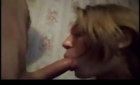 La troia russa si diverte con un pompino e una sborrata in faccia in webcam