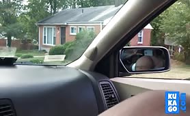Una troia nera succhia un cazzo sul sedile anteriore dell'auto