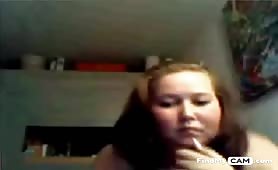 ragazza grassa che mostra le sue tette in webcam