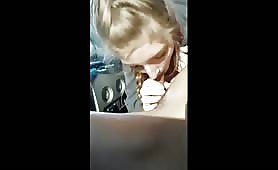 Studentessa bionda con le trecce succhia un cazzo in macchina